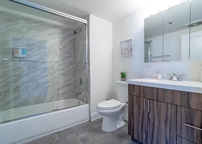 South Loop 2br Retreat With Skyline View And Optional Parking For 8 Guests Near Mccormick Place And Soldier Field