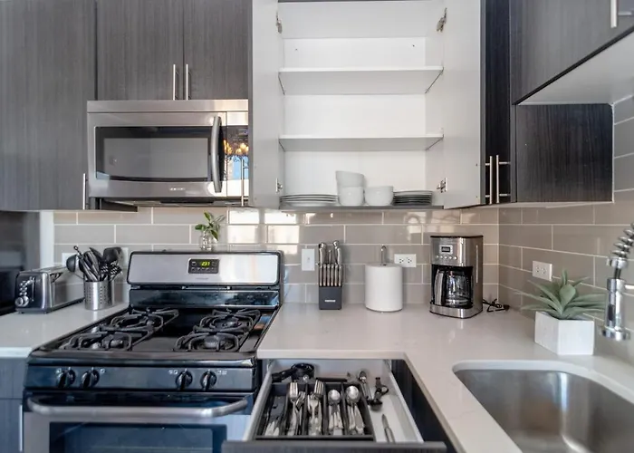 South Loop 2br Retreat With Skyline View And Optional Parking For 8 Guests Near Mccormick Place And Soldier Field Apartment *
