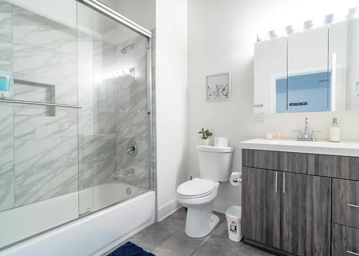 South Loop 2br Retreat With Skyline View And Optional Parking For 8 Guests Near Mccormick Place And Soldier Field